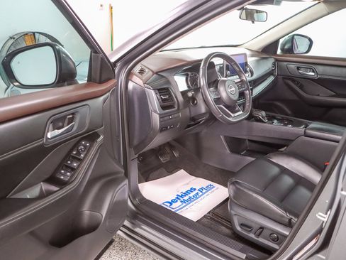 Used 2023 Nissan Rogue SV w/ SV Premium B Package FWD image 3
