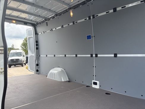 Used 2024 Mercedes-Benz Sprinter 2500 image 20