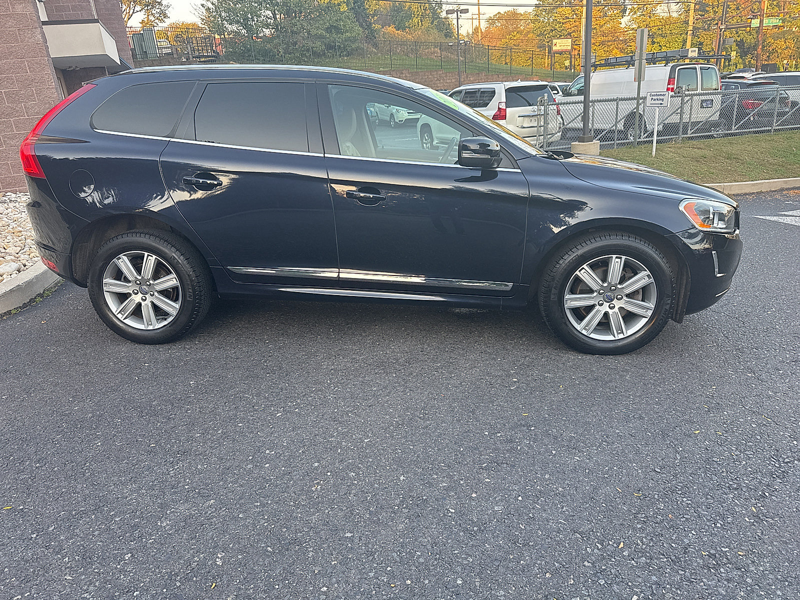 Used 2016 Volvo XC60 T6 w/ Proximity Package AWD/4WD image 3
