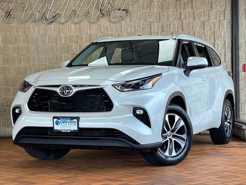Used 2022 Toyota Highlander XLE image 2
