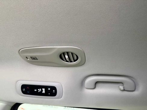 Used 2022 Chrysler Voyager LX image 33