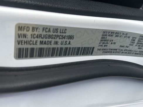 Used 2023 Jeep Grand Cherokee Limited w/ Black Appearance Package image 14