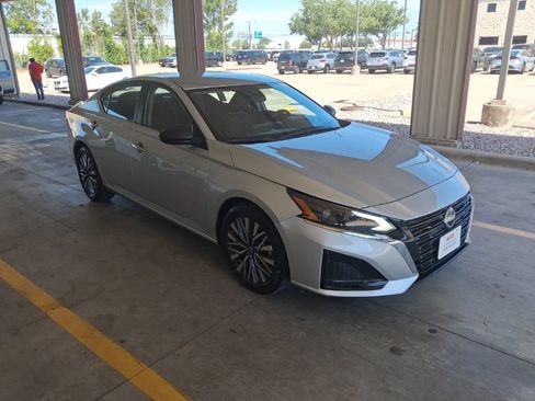 Used 2025 Nissan Altima 2.5 SV FWD image 6