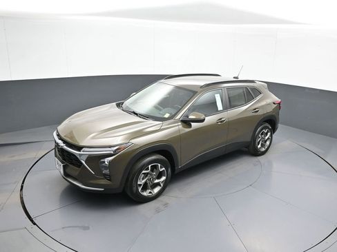 Used 2024 Chevrolet Trax LT w/ Driver Confidence Package image 32