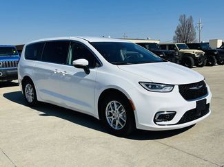 Used 2023 Chrysler Pacifica Touring-L video 2