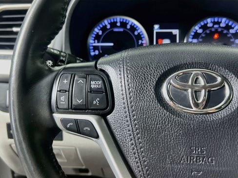Used 2019 Toyota Highlander Plus FWD image 18