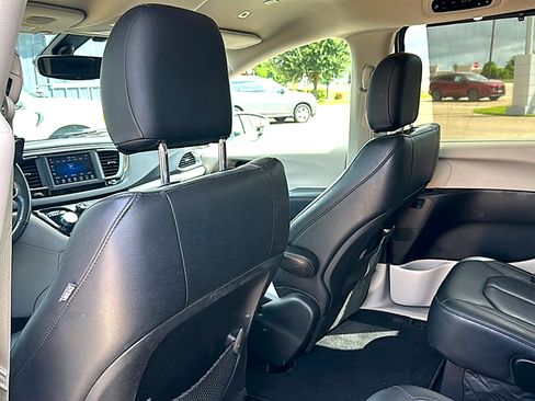 Used 2019 Chrysler Pacifica Touring-L FWD image 17