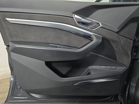 Used 2019 Audi e-tron Prestige w/ Prestige Package AWD/4WD image 22