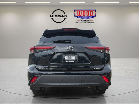 Used 2024 Toyota Highlander LE AWD/4WD image 3