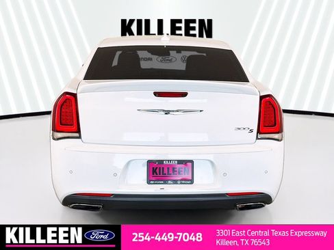 Used 2018 Chrysler 300 S w/ 300S Premium Group RWD image 4