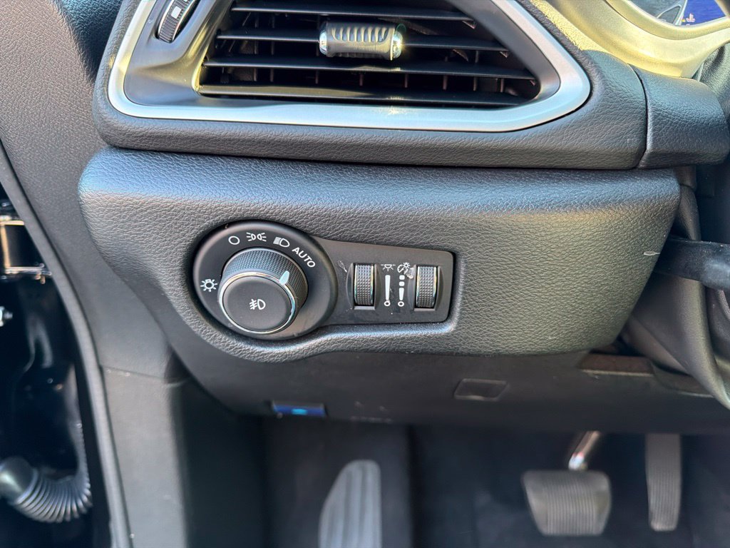 Used 2025 Chrysler Pacifica Select FWD image 24