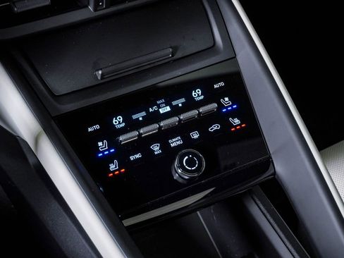 Certified 2025 Porsche Macan 4S Electric AWD/4WD image 24