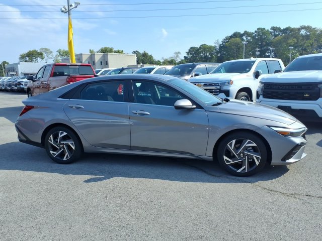 Used 2024 Hyundai Elantra SEL w/ Convenience Package FWD image 2