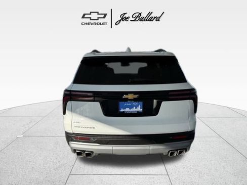 Used 2025 Chevrolet Traverse LT image 8