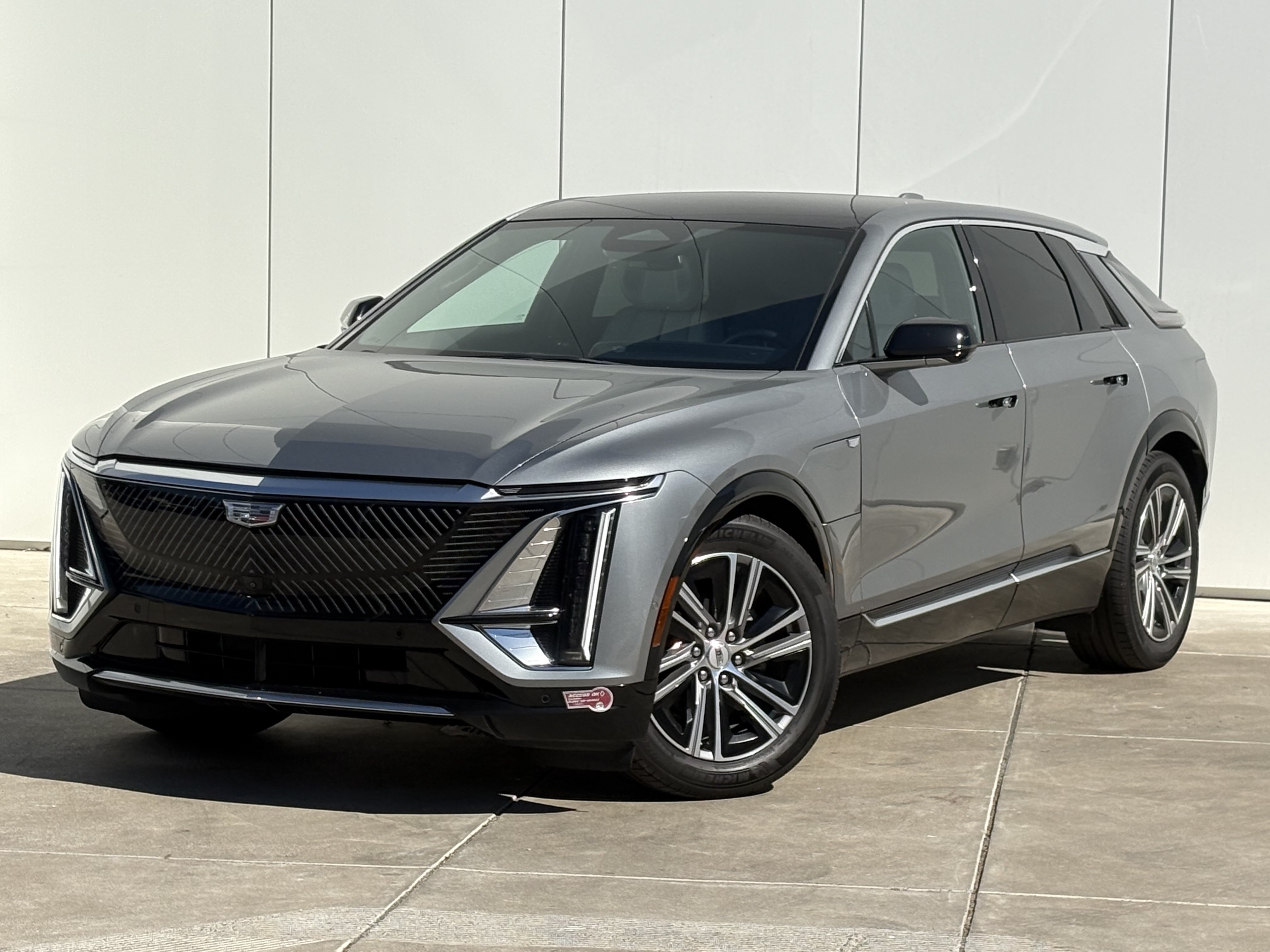 Used 2024 Cadillac Lyriq Luxury AWD/4WD image 2