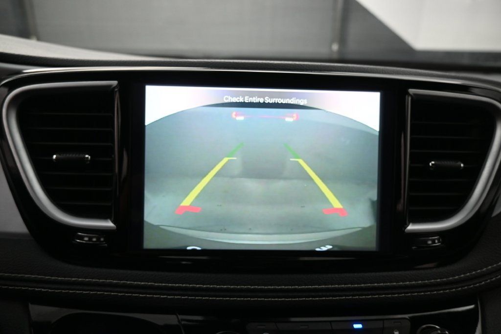 Used 2025 Chrysler Pacifica Limited FWD image 8