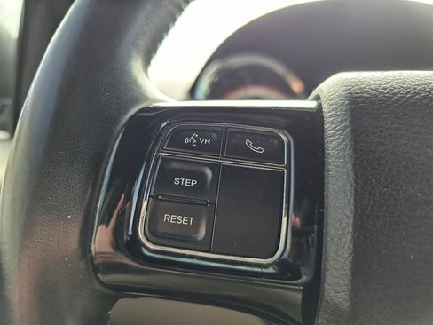 Used 2019 Dodge Grand Caravan SXT image 9