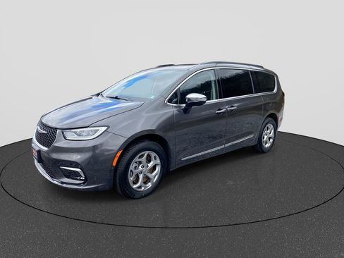 Used 2023 Chrysler Pacifica Limited w/ Trailer Tow Group image 4