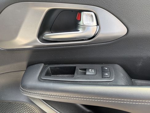 Used 2025 Chrysler Pacifica Select FWD image 6