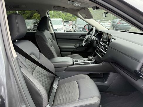 Used 2025 Nissan Pathfinder SV image 13