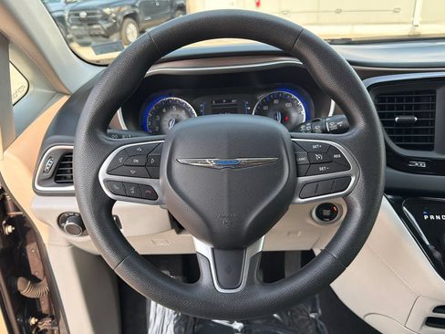 Used 2017 Chrysler Pacifica LX w/ Tire & Wheel Group FWD image 21