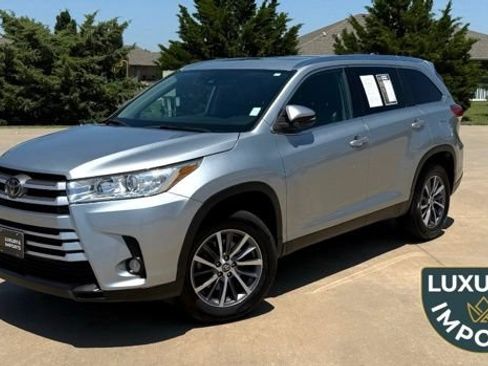 Used 2019 Toyota Highlander XLE FWD image 1