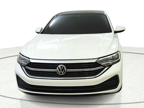 Used 2022 Volkswagen Jetta SE w/ Panoramic Sunroof Package FWD image 2