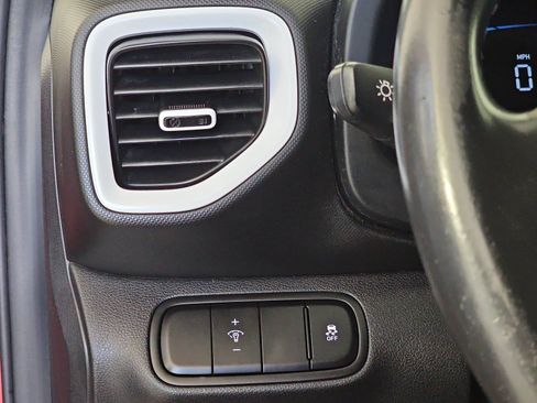 Used 2024 Hyundai Venue Limited FWD image 25