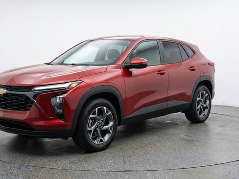 Used 2025 Chevrolet Trax LT FWD image 3