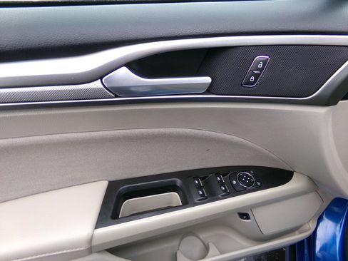 Used 2018 Ford Fusion SE image 12