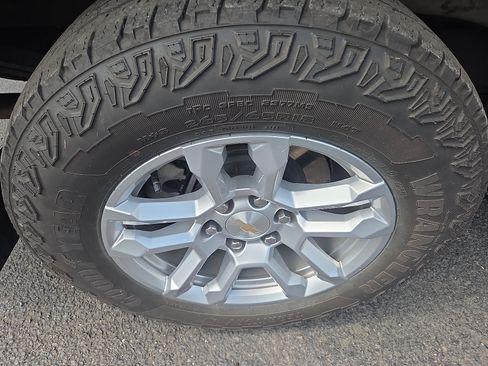 Used 2023 Chevrolet Silverado 1500 LT AWD/4WD image 9