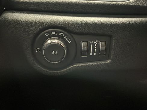 Used 2025 Chrysler Pacifica Limited FWD image 27