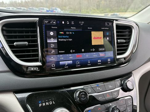 Used 2024 Chrysler Pacifica Touring-L FWD image 37