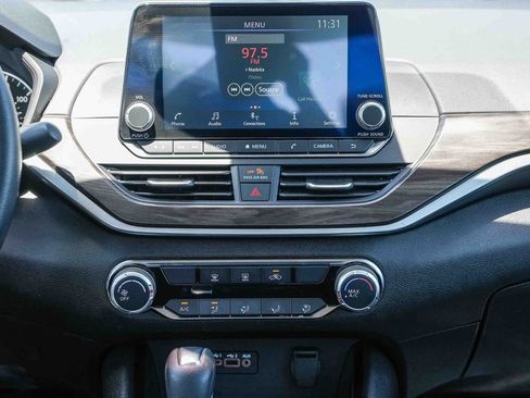 Used 2024 Nissan Altima 2.5 SV FWD image 13