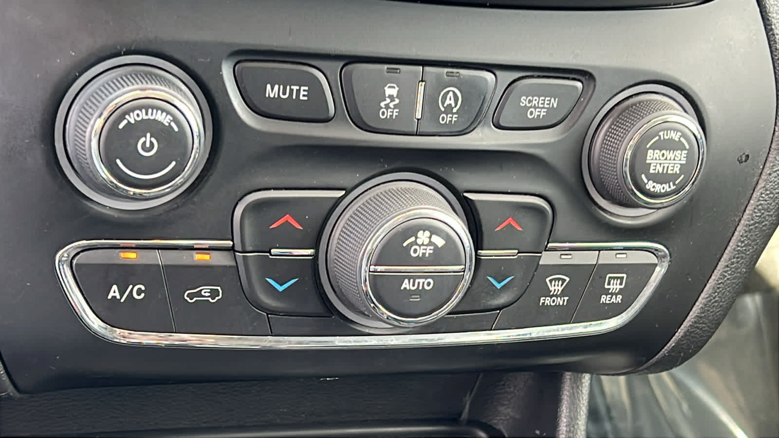 Used 2020 Jeep Cherokee Latitude Plus AWD/4WD image 14