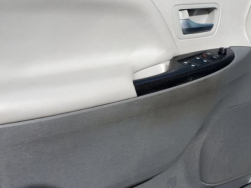 Used 2018 Toyota Sienna LE image 17