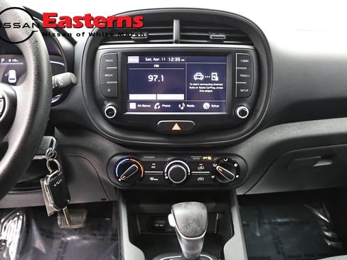 Used 2023 Kia Soul LX w/ LX Technology Package FWD image 12