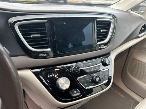 Used 2020 Chrysler Pacifica Touring-L FWD image 11