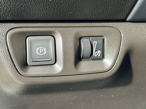 Used 2023 GMC Acadia SLE w/ Driver Convenience Package image 28