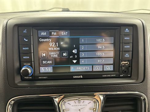 Used 2014 Chrysler Town & Country Touring FWD image 14