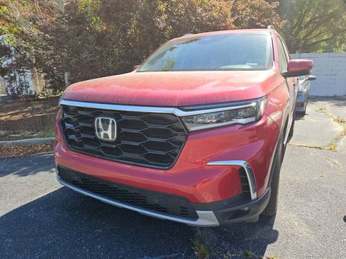 Used 2025 Honda Pilot Touring image 2