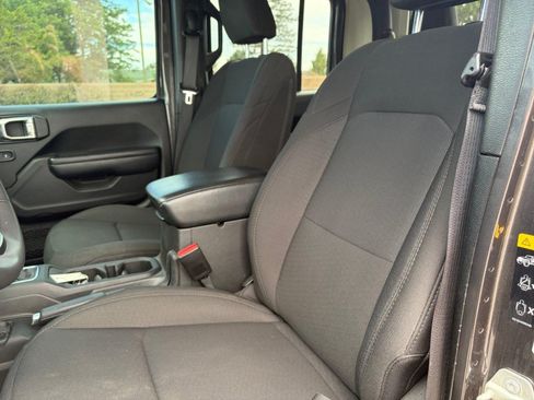 Used 2023 Jeep Gladiator Mojave AWD/4WD image 16