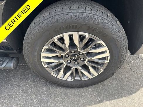 Used 2025 Chevrolet Suburban Z71 AWD/4WD image 32
