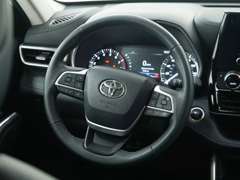 Used 2024 Toyota Highlander XLE image 17