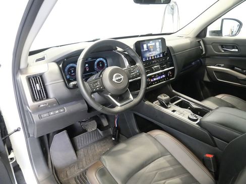 Used 2024 Nissan Pathfinder Platinum AWD/4WD image 13