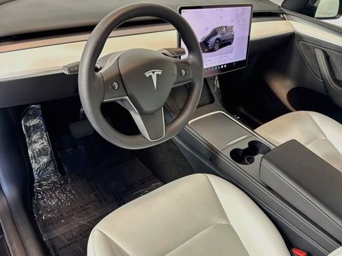 Used 2025 Tesla Model Y Long Range RWD image 9