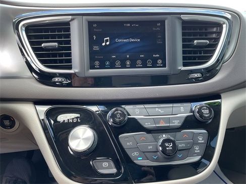 Used 2019 Chrysler Pacifica Touring-L image 24