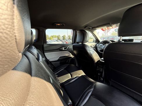 Used 2024 Jeep Compass Latitude image 12