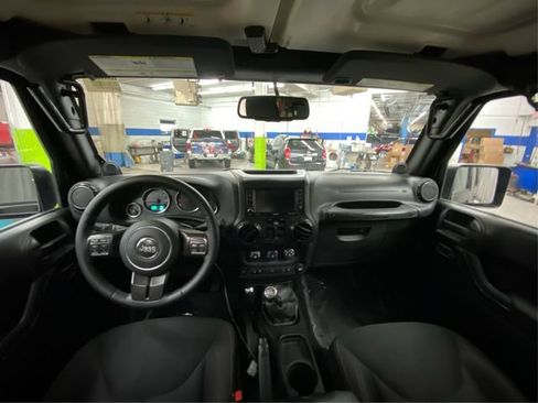 Used 2014 Jeep Wrangler Unlimited Sahara w/ Dual Top Group AWD/4WD image 26