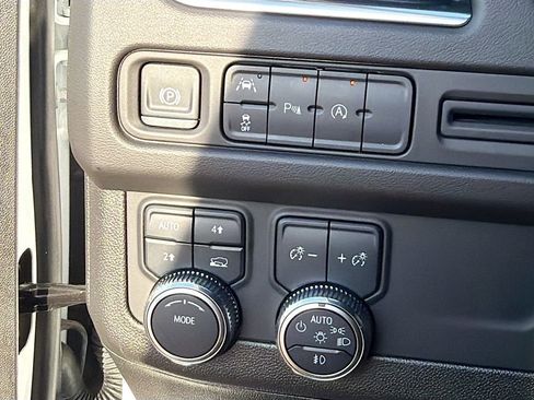 Used 2024 GMC Yukon XL SLT AWD/4WD image 35
